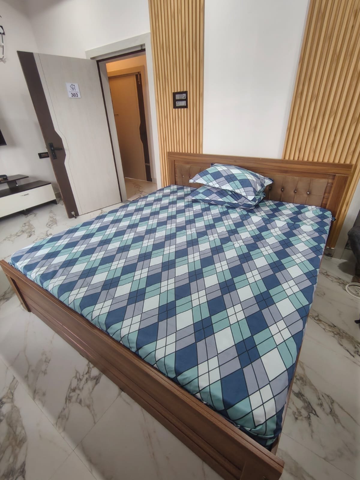 Comfortable Modern Queen Bed